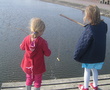 Kinder angelnd an Baltrums Spielteich.