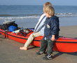 Kinder mit Kanu am Strand von Baltrum